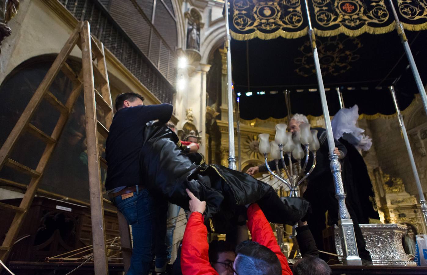 El Manto procesional que luce todos los Viernes Santo la Virgen de la Soledad, una de las piezas más reseñables de la Semana Santa, presenta evidentes indicios de deterioro en su estrcutura