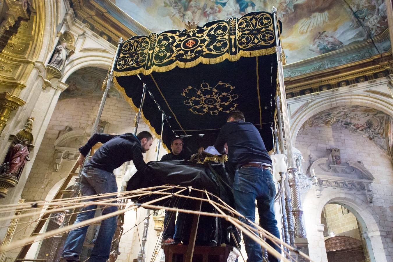 El Manto procesional que luce todos los Viernes Santo la Virgen de la Soledad, una de las piezas más reseñables de la Semana Santa, presenta evidentes indicios de deterioro en su estrcutura