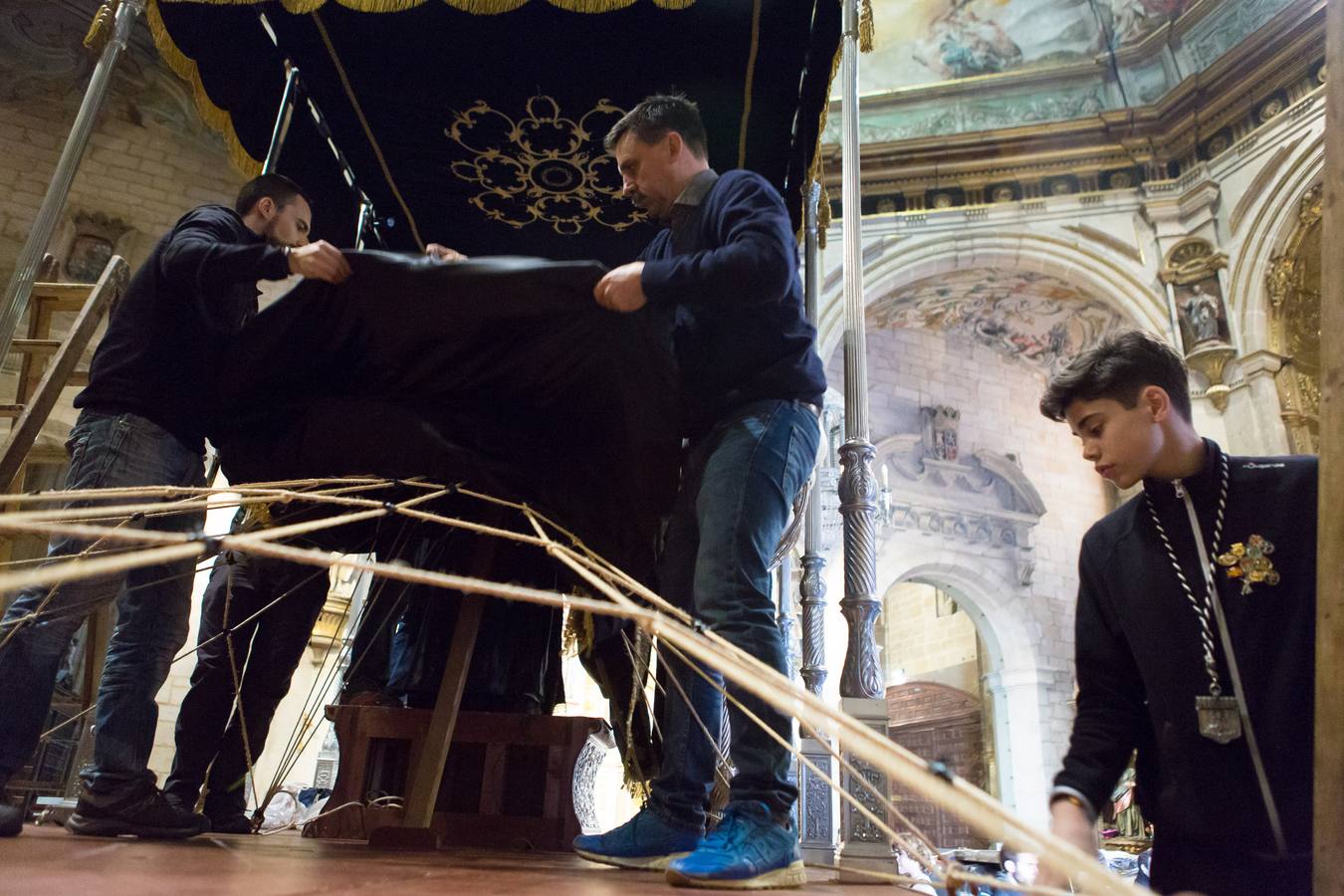 El Manto procesional que luce todos los Viernes Santo la Virgen de la Soledad, una de las piezas más reseñables de la Semana Santa, presenta evidentes indicios de deterioro en su estrcutura