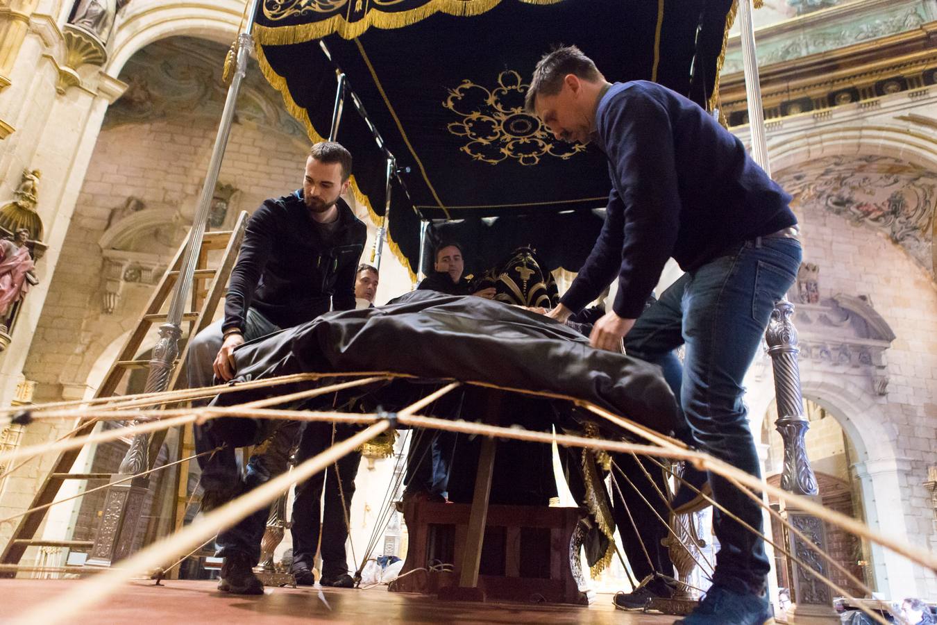 El Manto procesional que luce todos los Viernes Santo la Virgen de la Soledad, una de las piezas más reseñables de la Semana Santa, presenta evidentes indicios de deterioro en su estrcutura