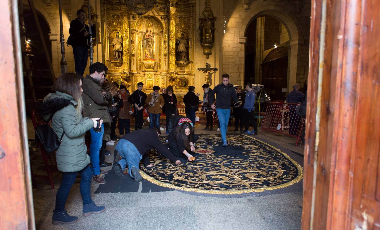 El Manto procesional que luce todos los Viernes Santo la Virgen de la Soledad, una de las piezas más reseñables de la Semana Santa, presenta evidentes indicios de deterioro en su estrcutura