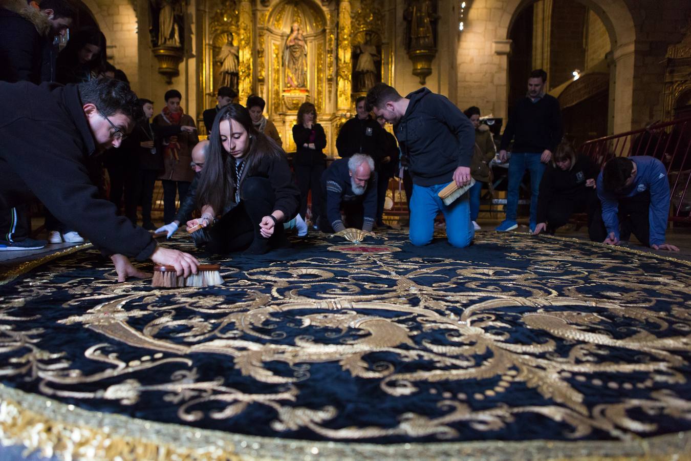 El Manto procesional que luce todos los Viernes Santo la Virgen de la Soledad, una de las piezas más reseñables de la Semana Santa, presenta evidentes indicios de deterioro en su estrcutura