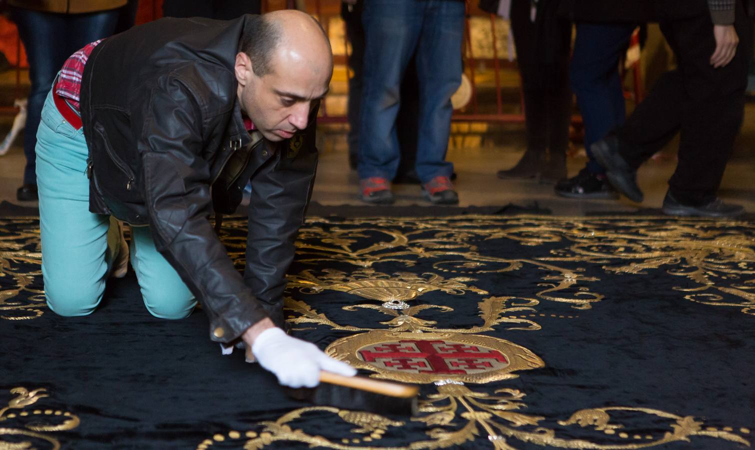 El Manto procesional que luce todos los Viernes Santo la Virgen de la Soledad, una de las piezas más reseñables de la Semana Santa, presenta evidentes indicios de deterioro en su estrcutura