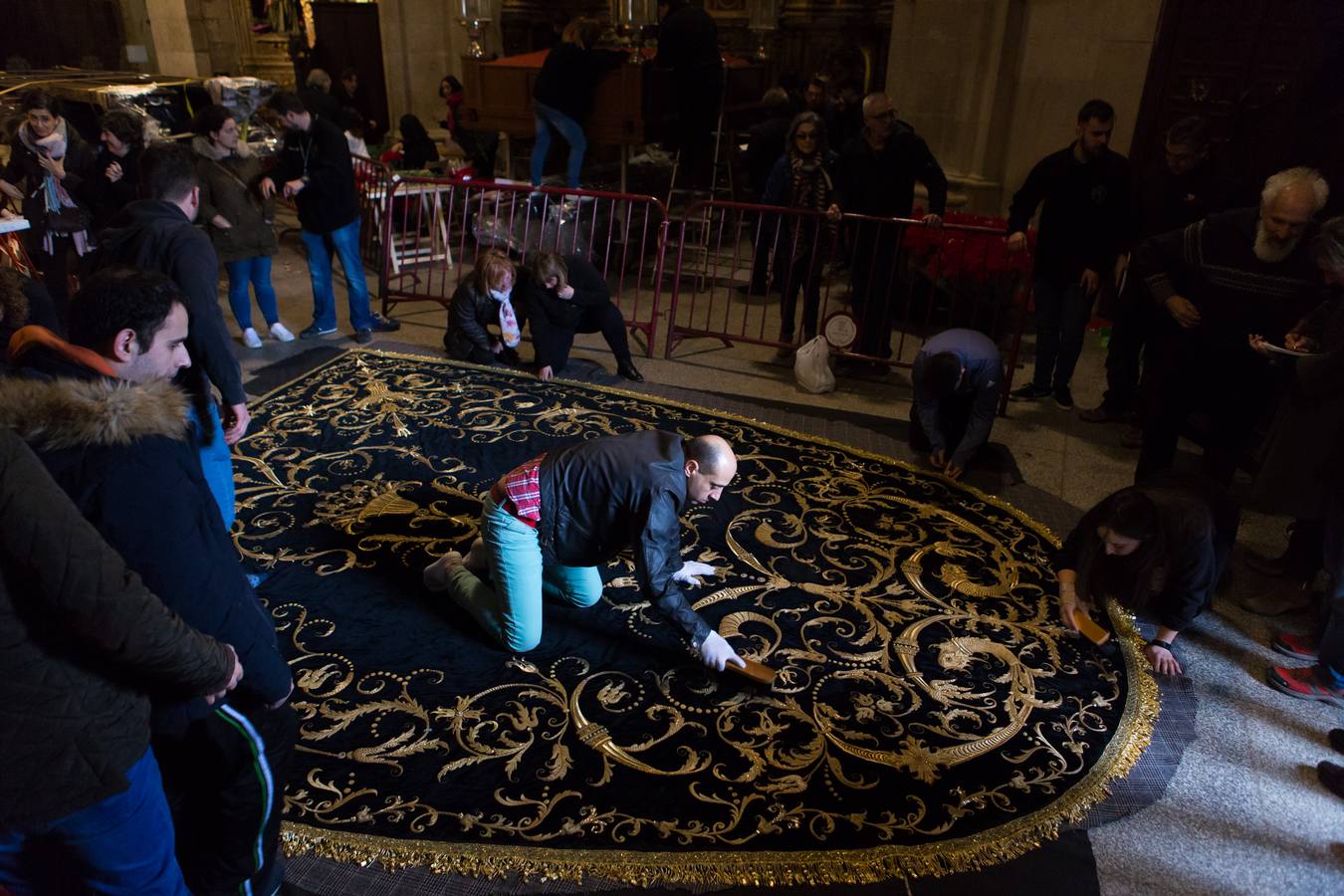 El Manto procesional que luce todos los Viernes Santo la Virgen de la Soledad, una de las piezas más reseñables de la Semana Santa, presenta evidentes indicios de deterioro en su estrcutura