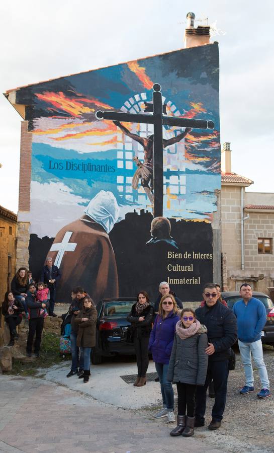 San Vicente de la Sonsierra ha revivido el fervor penitente de los picaos en la procesión del Jueves Santo, que ha reunido a miles de visitantes que han abarrotado las angostas calles de la villa para presencial este rito ancestral.