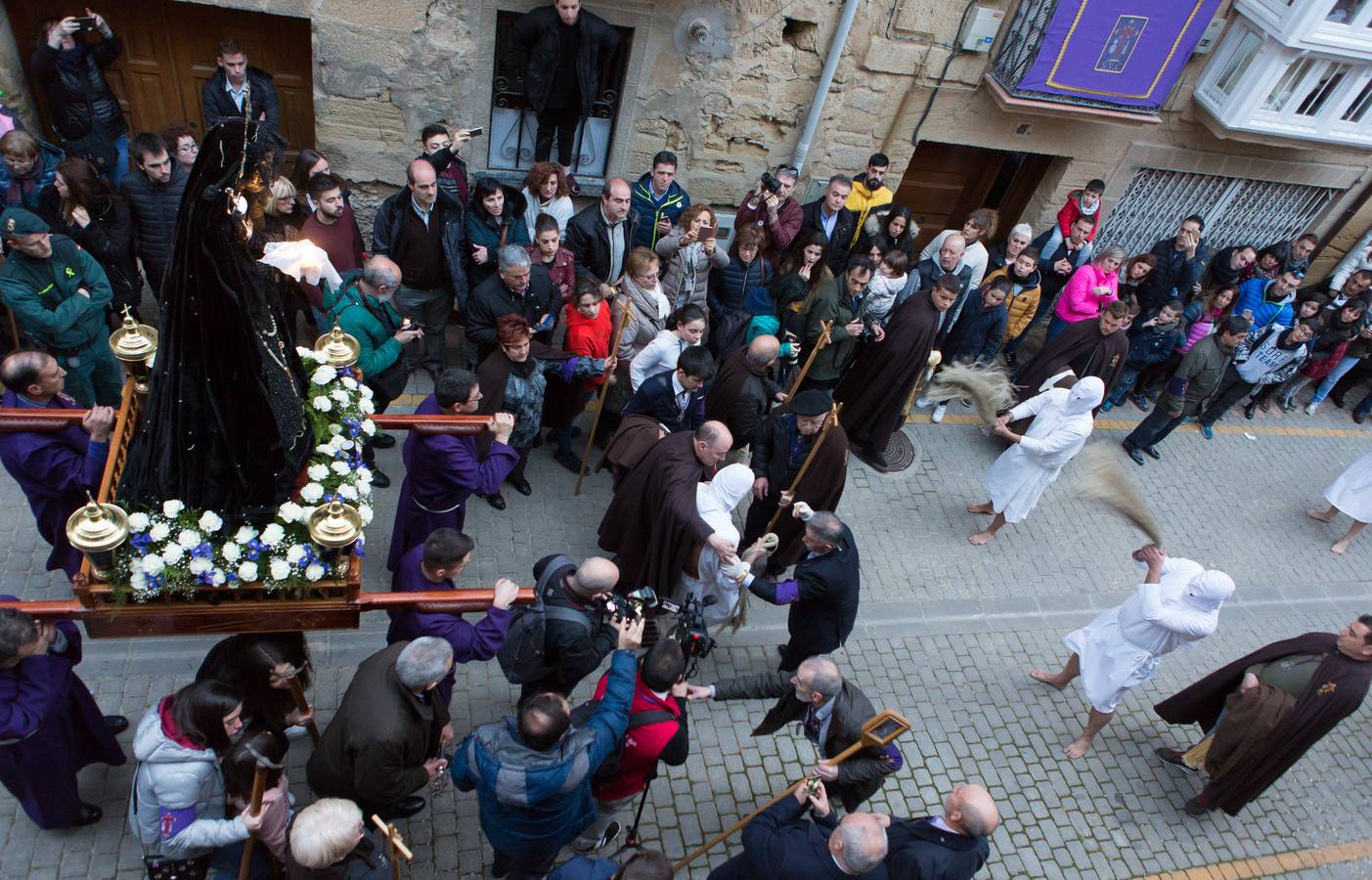 San Vicente de la Sonsierra ha revivido el fervor penitente de los picaos en la procesión del Jueves Santo, que ha reunido a miles de visitantes que han abarrotado las angostas calles de la villa para presencial este rito ancestral.