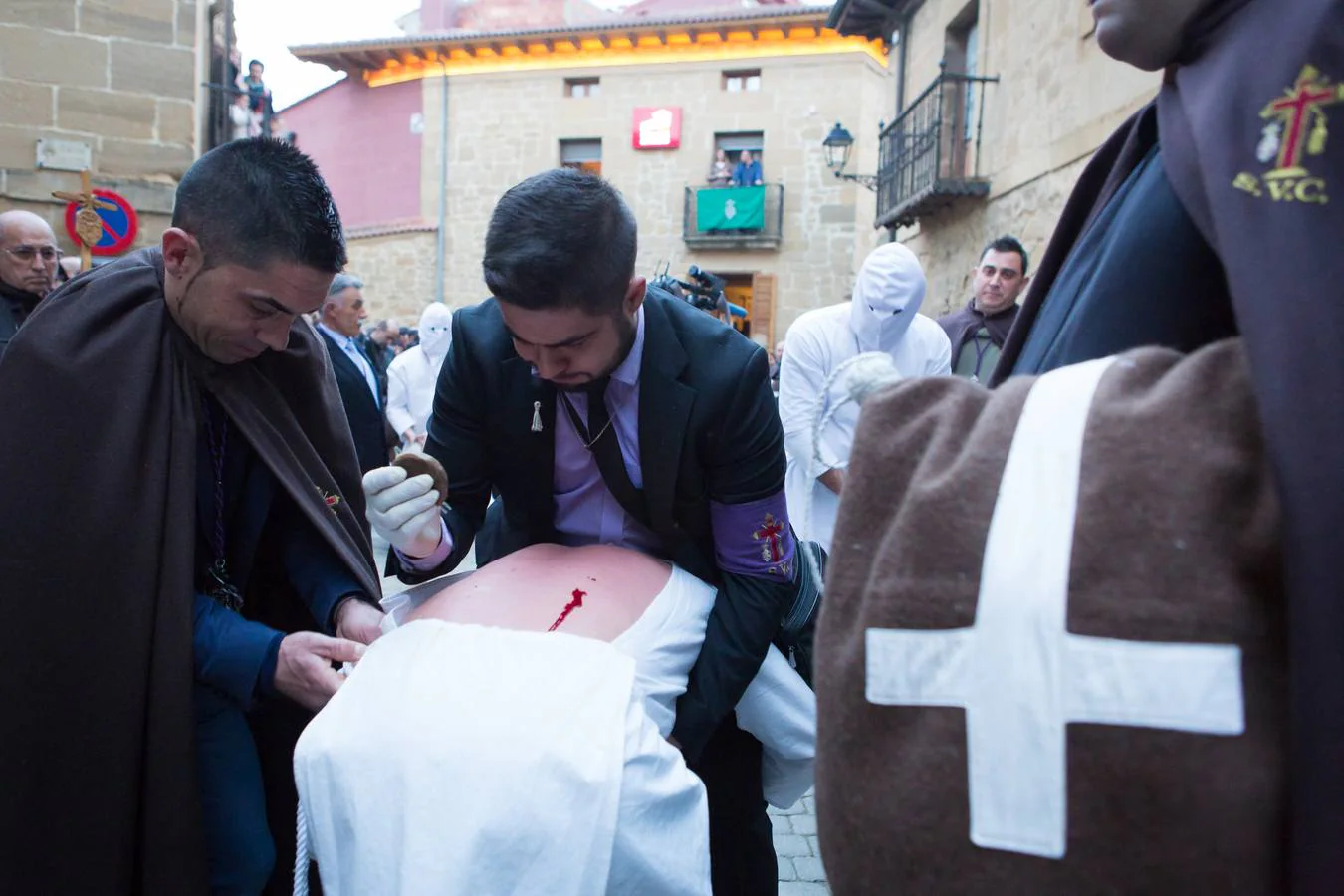 San Vicente de la Sonsierra ha revivido el fervor penitente de los picaos en la procesión del Jueves Santo, que ha reunido a miles de visitantes que han abarrotado las angostas calles de la villa para presencial este rito ancestral.