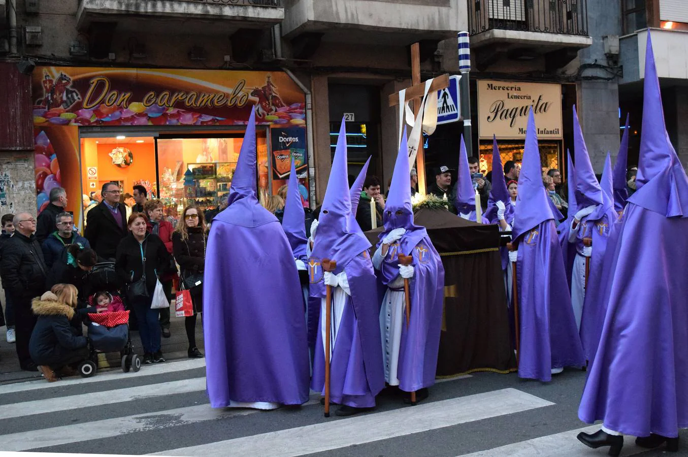 Fotos: Semana Santa en Logroño 2018: Vía Crucis penitencial de la Cofraía de Nuestra Señora de la Piedad