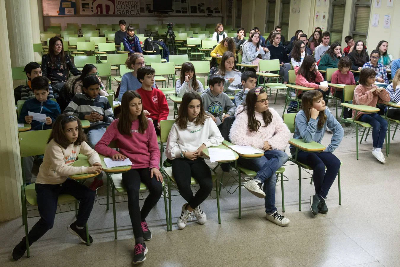 Radio Cosme emite una tertulia desde el instituto logroñés en la que intervienen representantes de tres generaciones