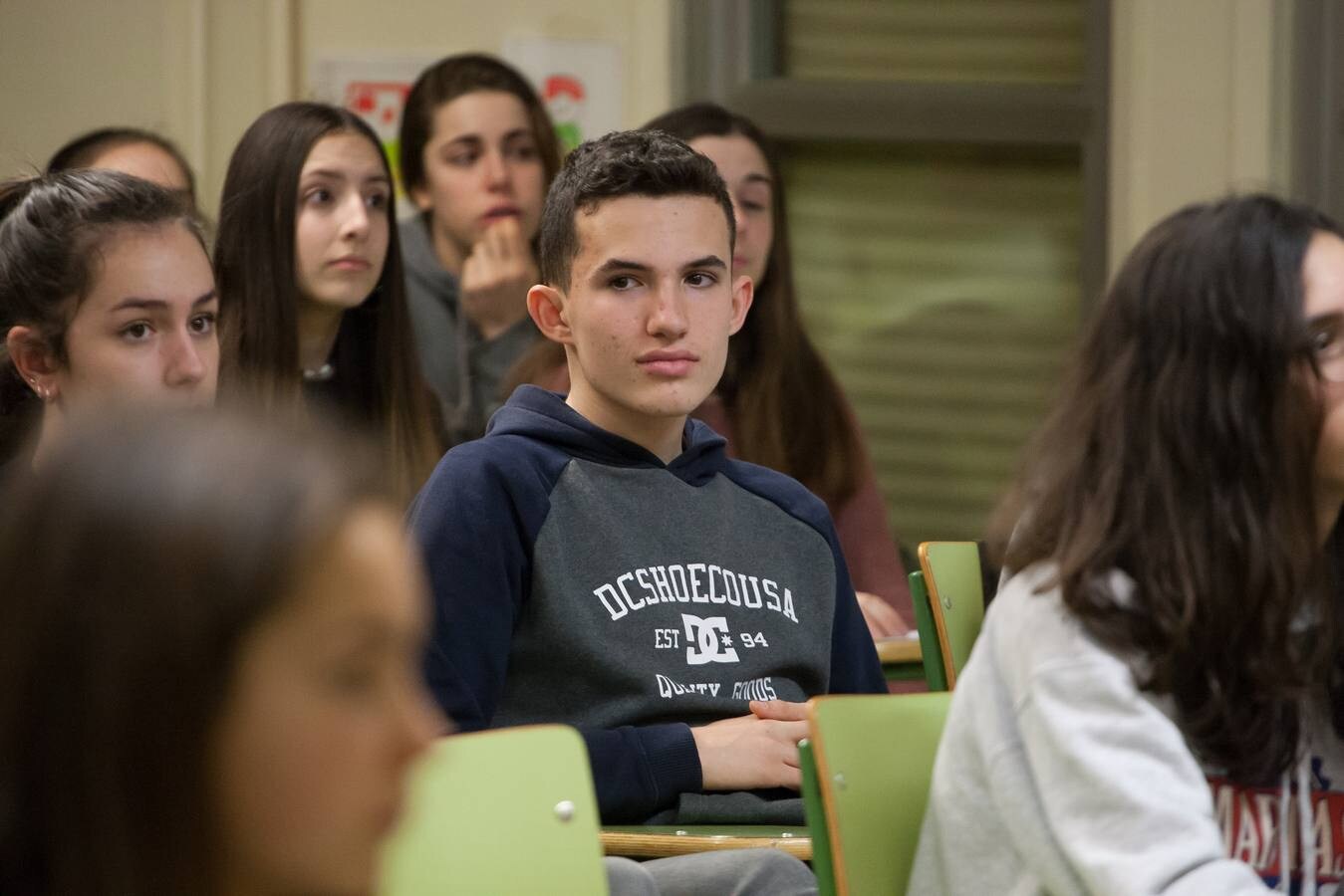 Radio Cosme emite una tertulia desde el instituto logroñés en la que intervienen representantes de tres generaciones