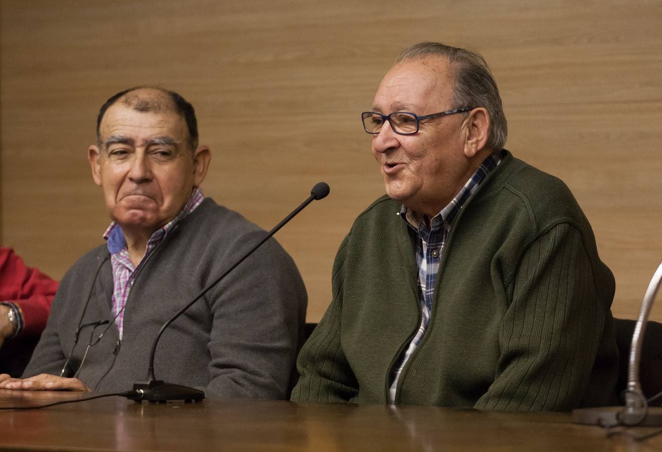 Radio Cosme emite una tertulia desde el instituto logroñés en la que intervienen representantes de tres generaciones