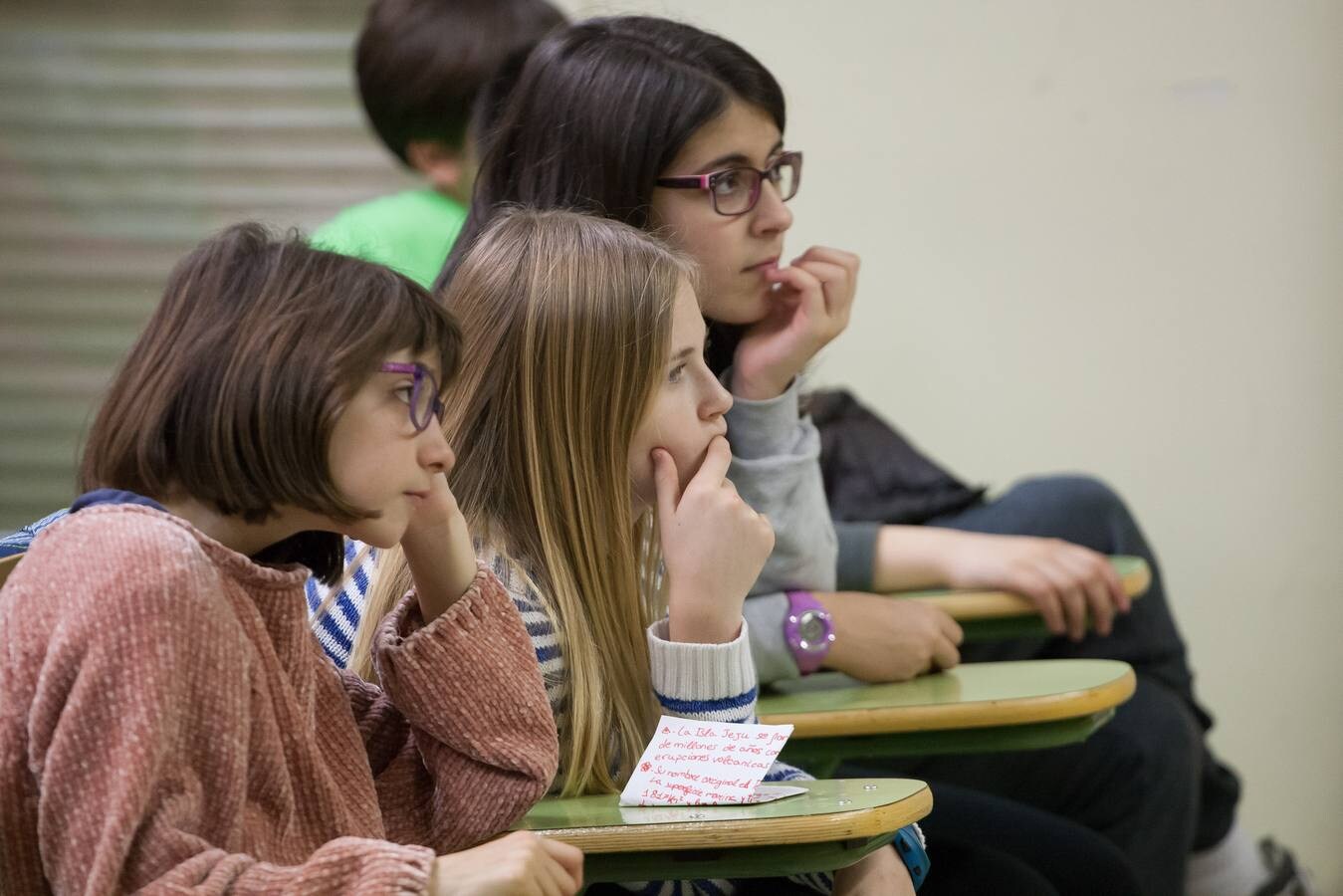 Radio Cosme emite una tertulia desde el instituto logroñés en la que intervienen representantes de tres generaciones