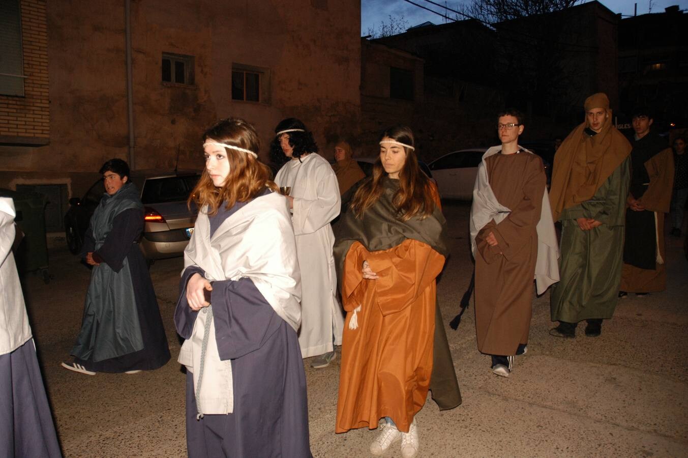 Procesión de Viernes Santo en Cervera del Río Alhama. Esta procesión se caracteriza por mezclar los pasos vivientes (que abren la comitiva como son La Entrada a Jerusalén, La Samaritana, La Última Cena, La Sinagoga, El Prendimiento y La Subida al Calvario) y los escultóricos (Ecce Homo, Crucifixión, Entierro, Dolorosa).