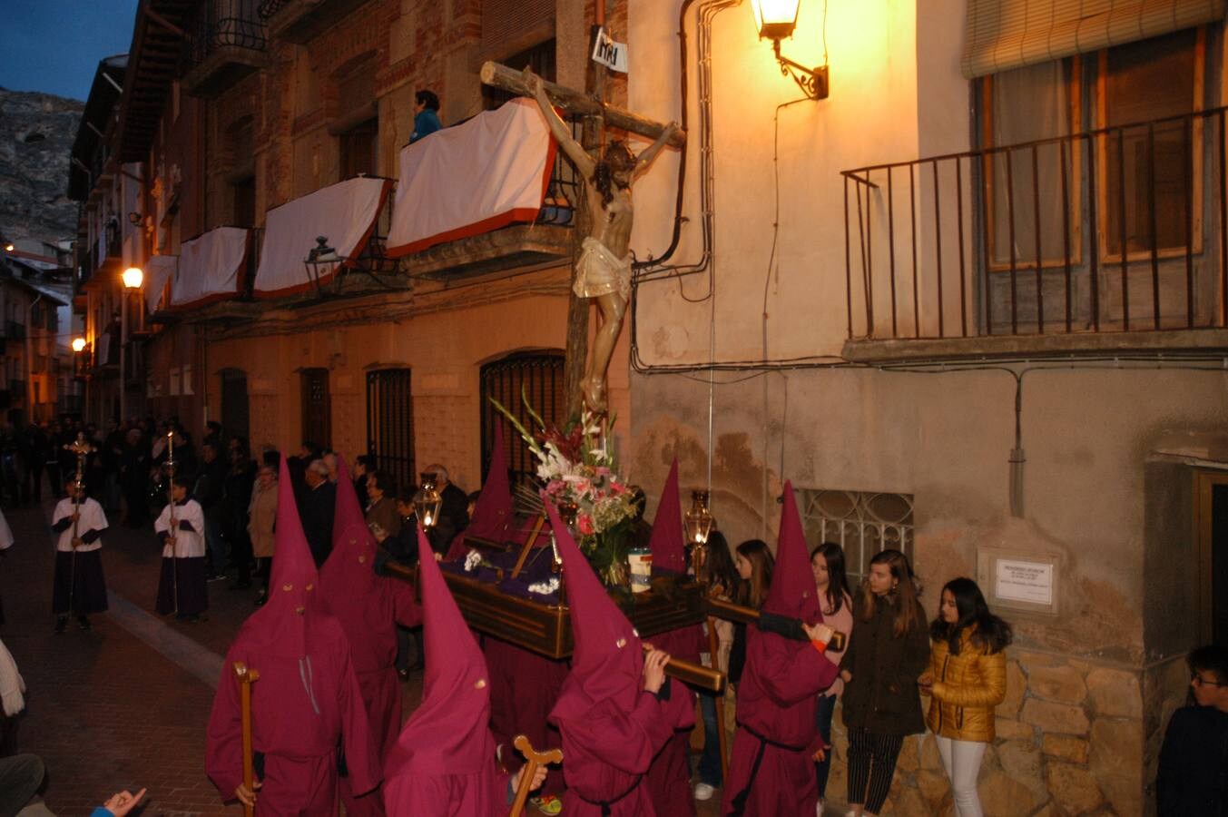 Procesión de Viernes Santo en Cervera del Río Alhama. Esta procesión se caracteriza por mezclar los pasos vivientes (que abren la comitiva como son La Entrada a Jerusalén, La Samaritana, La Última Cena, La Sinagoga, El Prendimiento y La Subida al Calvario) y los escultóricos (Ecce Homo, Crucifixión, Entierro, Dolorosa).