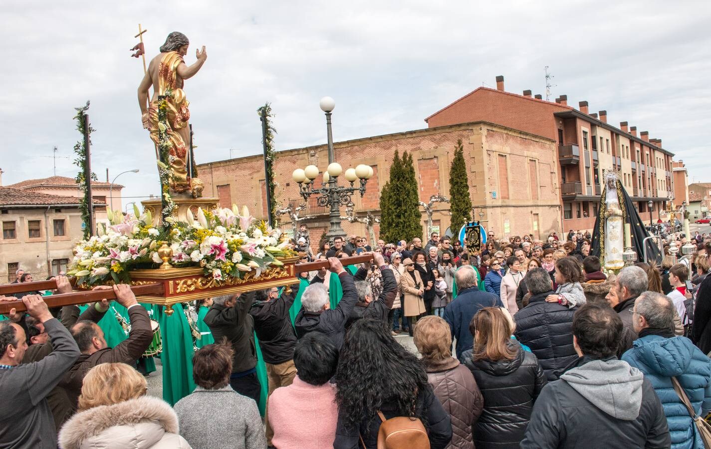 Lanzamiento de dinero y caramelos desde la balconada de la iglesia para celebrar la resurrección de Jesucristo. El Ayuntamiento ha lanzado 1.240 euros, más otros 20 euros la cofradía.