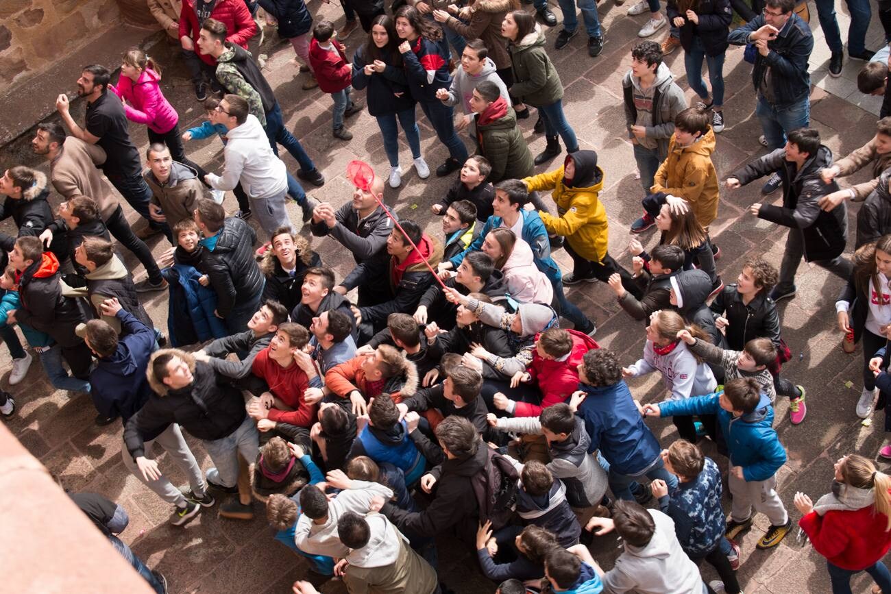 Lanzamiento de dinero y caramelos desde la balconada de la iglesia para celebrar la resurrección de Jesucristo. El Ayuntamiento ha lanzado 1.240 euros, más otros 20 euros la cofradía.