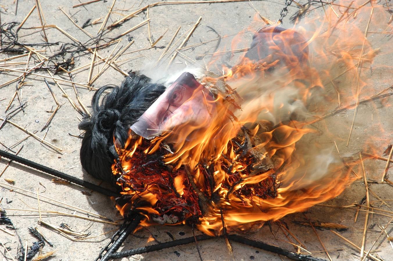 Fotos: Quema de Judas en Cornago y Valdeperillo