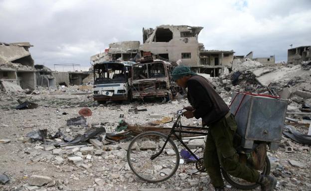 Un hombre camina entre las ruinas de Duma.