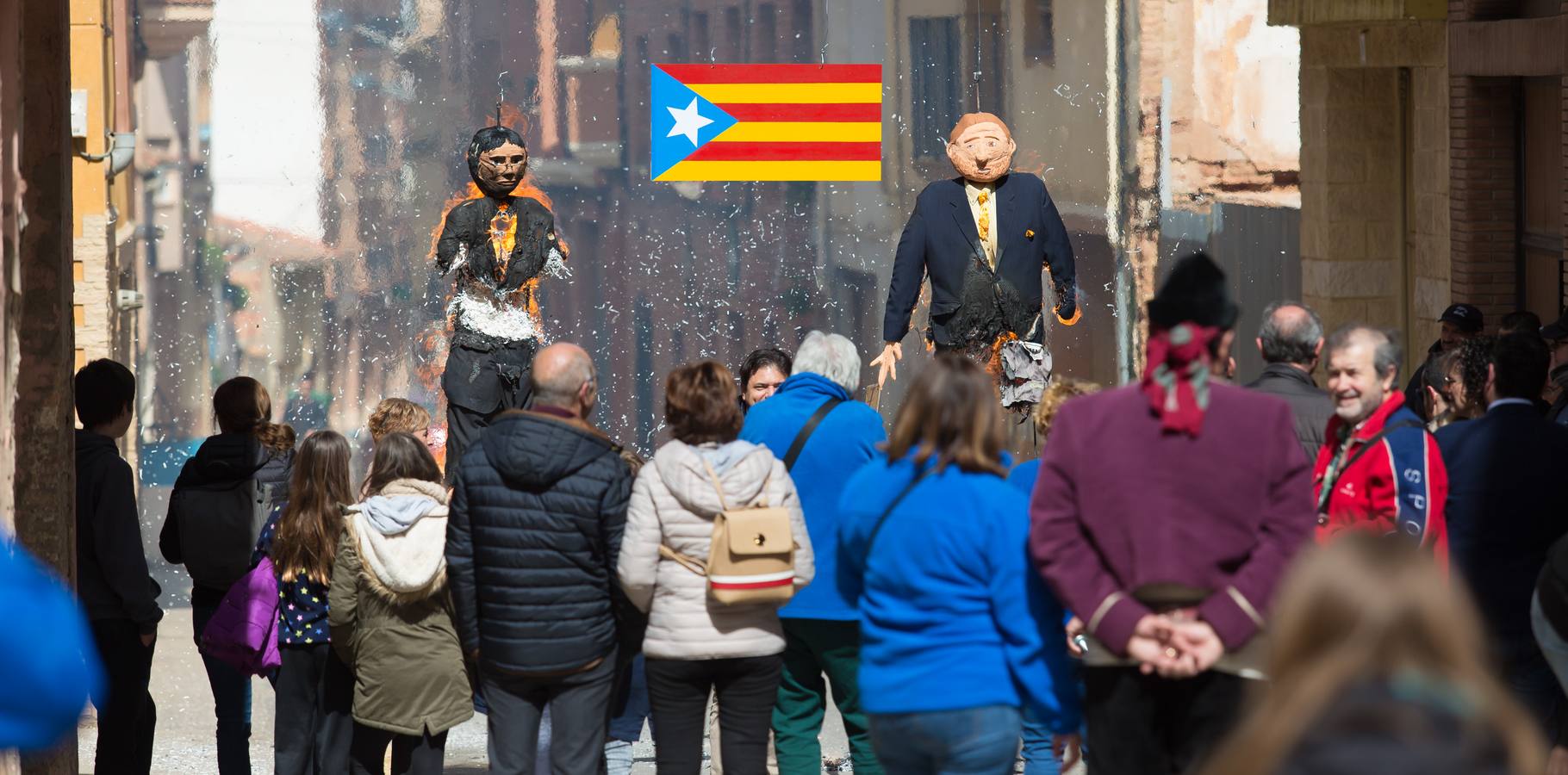 Un centenar de peleles alusivos, principalmente, a personajes relacionados con la crisis de Cataluña -vestidos de romanos y en movimiento- se han colgado en las calles de Alfaro para ser quemados, en la tradicional quema de Judas del Domingo de Resurrección