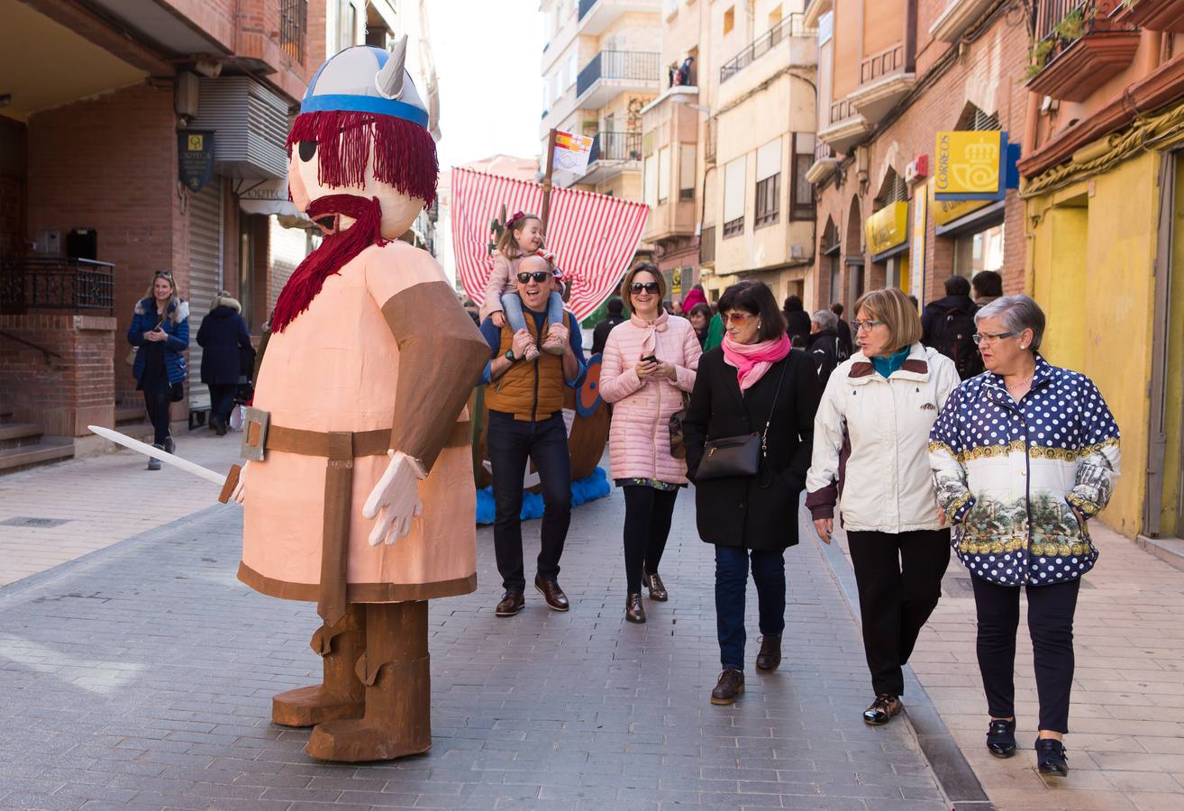 Un centenar de peleles alusivos, principalmente, a personajes relacionados con la crisis de Cataluña -vestidos de romanos y en movimiento- se han colgado en las calles de Alfaro para ser quemados, en la tradicional quema de Judas del Domingo de Resurrección