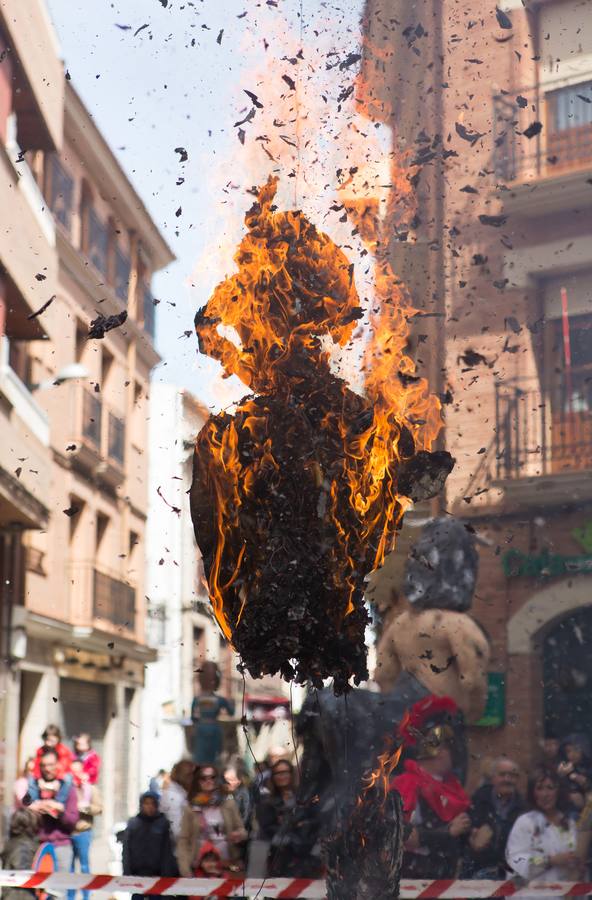 Un centenar de peleles alusivos, principalmente, a personajes relacionados con la crisis de Cataluña -vestidos de romanos y en movimiento- se han colgado en las calles de Alfaro para ser quemados, en la tradicional quema de Judas del Domingo de Resurrección