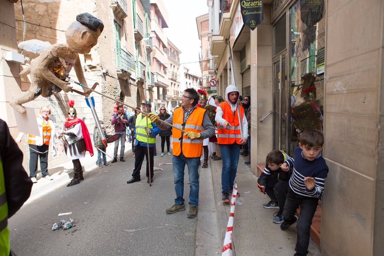 Un centenar de peleles alusivos, principalmente, a personajes relacionados con la crisis de Cataluña -vestidos de romanos y en movimiento- se han colgado en las calles de Alfaro para ser quemados, en la tradicional quema de Judas del Domingo de Resurrección