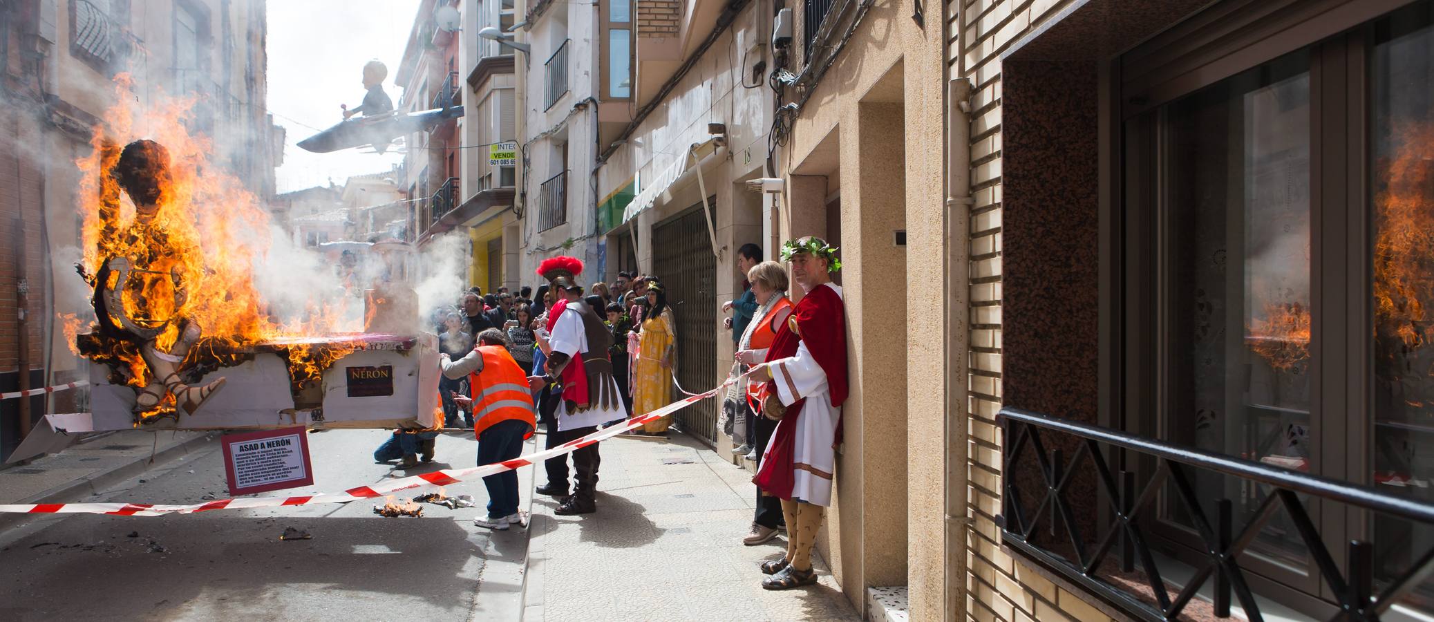 Un centenar de peleles alusivos, principalmente, a personajes relacionados con la crisis de Cataluña -vestidos de romanos y en movimiento- se han colgado en las calles de Alfaro para ser quemados, en la tradicional quema de Judas del Domingo de Resurrección