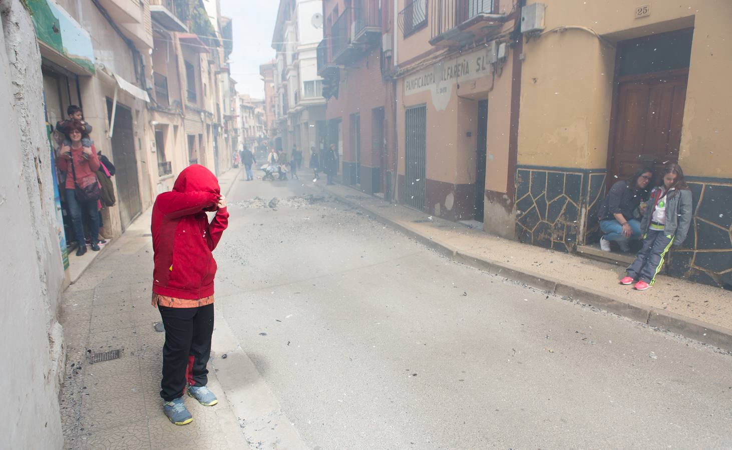 Un centenar de peleles alusivos, principalmente, a personajes relacionados con la crisis de Cataluña -vestidos de romanos y en movimiento- se han colgado en las calles de Alfaro para ser quemados, en la tradicional quema de Judas del Domingo de Resurrección