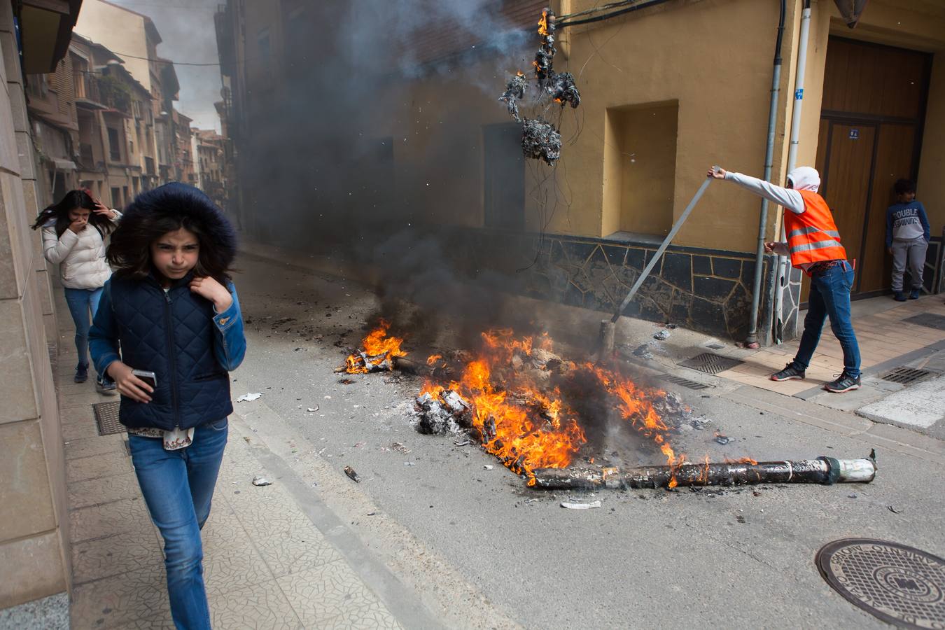 Un centenar de peleles alusivos, principalmente, a personajes relacionados con la crisis de Cataluña -vestidos de romanos y en movimiento- se han colgado en las calles de Alfaro para ser quemados, en la tradicional quema de Judas del Domingo de Resurrección