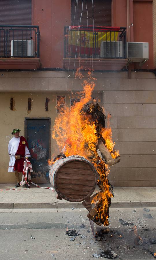 Un centenar de peleles alusivos, principalmente, a personajes relacionados con la crisis de Cataluña -vestidos de romanos y en movimiento- se han colgado en las calles de Alfaro para ser quemados, en la tradicional quema de Judas del Domingo de Resurrección