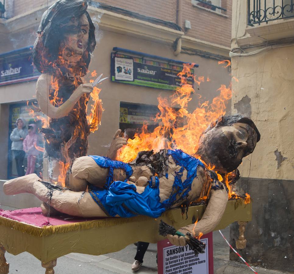 Un centenar de peleles alusivos, principalmente, a personajes relacionados con la crisis de Cataluña -vestidos de romanos y en movimiento- se han colgado en las calles de Alfaro para ser quemados, en la tradicional quema de Judas del Domingo de Resurrección