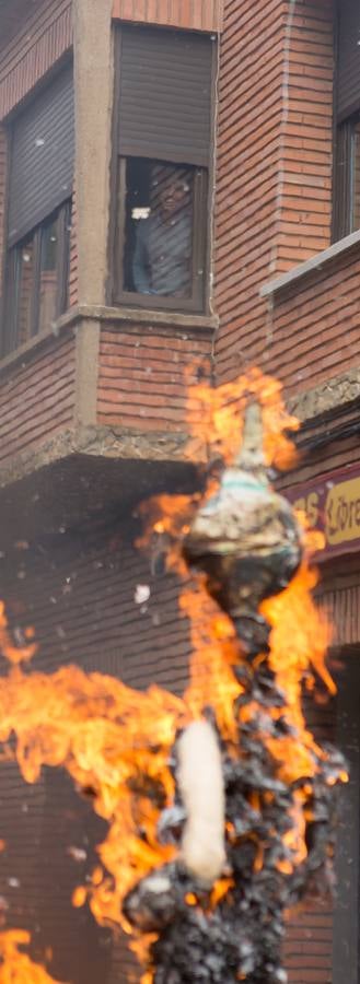 Un centenar de peleles alusivos, principalmente, a personajes relacionados con la crisis de Cataluña -vestidos de romanos y en movimiento- se han colgado en las calles de Alfaro para ser quemados, en la tradicional quema de Judas del Domingo de Resurrección