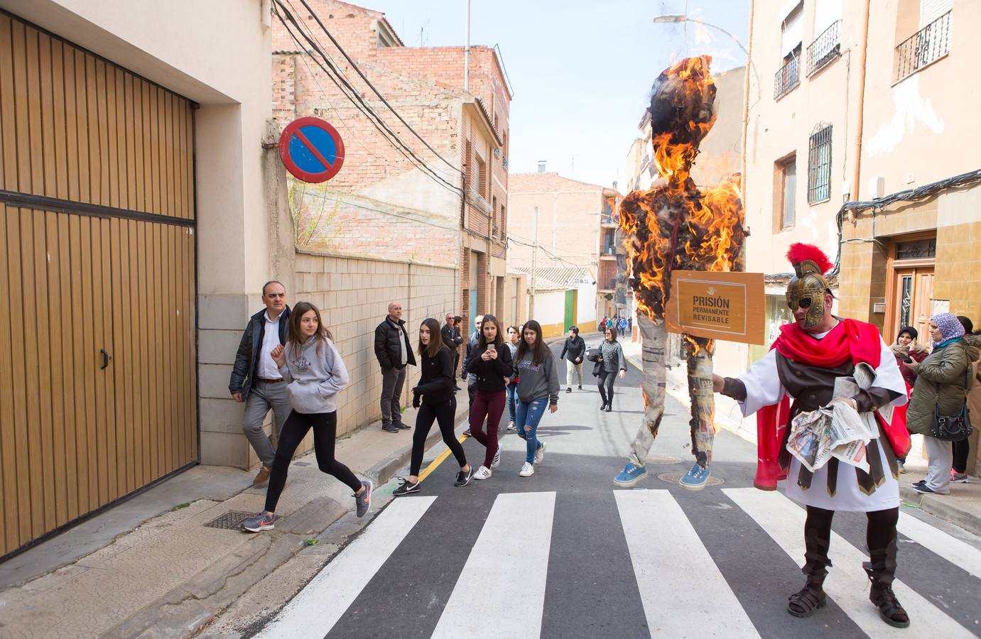 Un centenar de peleles alusivos, principalmente, a personajes relacionados con la crisis de Cataluña -vestidos de romanos y en movimiento- se han colgado en las calles de Alfaro para ser quemados, en la tradicional quema de Judas del Domingo de Resurrección