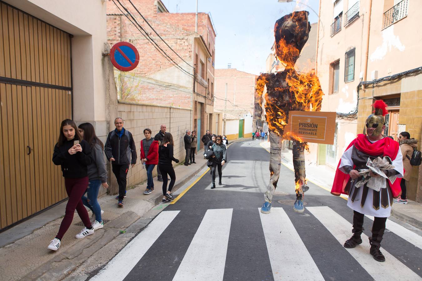 Un centenar de peleles alusivos, principalmente, a personajes relacionados con la crisis de Cataluña -vestidos de romanos y en movimiento- se han colgado en las calles de Alfaro para ser quemados, en la tradicional quema de Judas del Domingo de Resurrección