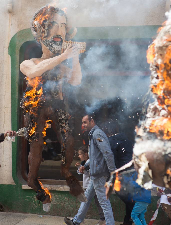 Un centenar de peleles alusivos, principalmente, a personajes relacionados con la crisis de Cataluña -vestidos de romanos y en movimiento- se han colgado en las calles de Alfaro para ser quemados, en la tradicional quema de Judas del Domingo de Resurrección