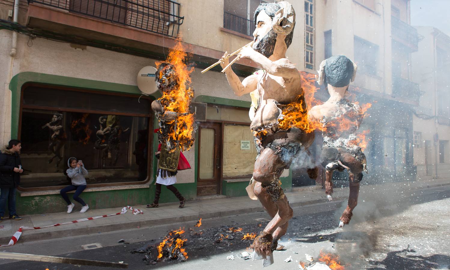 Un centenar de peleles alusivos, principalmente, a personajes relacionados con la crisis de Cataluña -vestidos de romanos y en movimiento- se han colgado en las calles de Alfaro para ser quemados, en la tradicional quema de Judas del Domingo de Resurrección