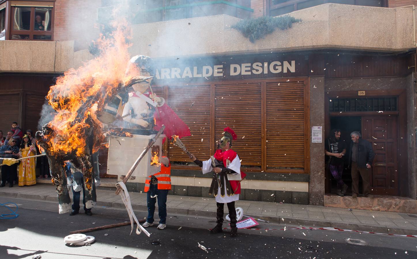 Un centenar de peleles alusivos, principalmente, a personajes relacionados con la crisis de Cataluña -vestidos de romanos y en movimiento- se han colgado en las calles de Alfaro para ser quemados, en la tradicional quema de Judas del Domingo de Resurrección