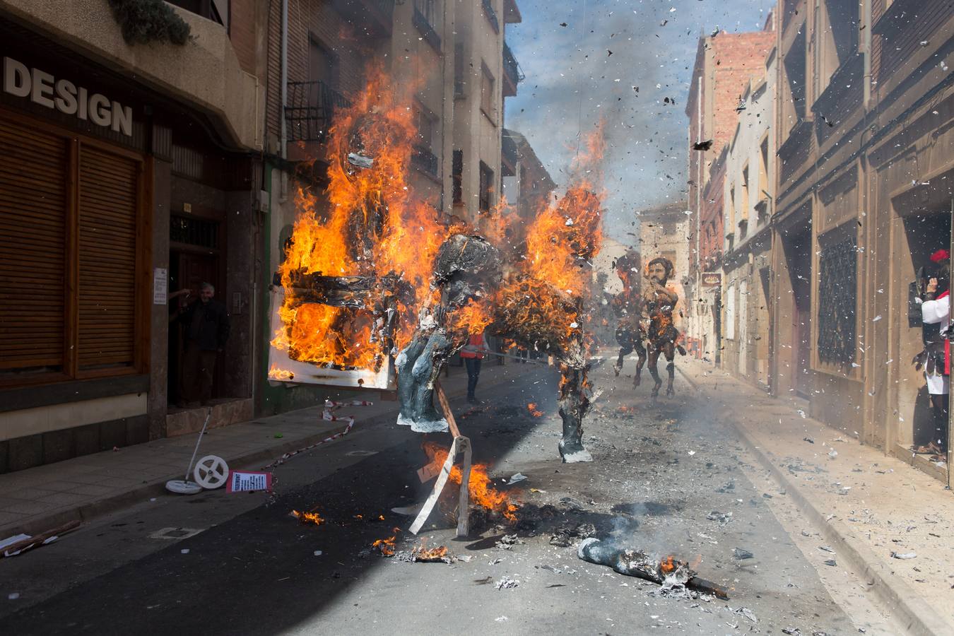 Un centenar de peleles alusivos, principalmente, a personajes relacionados con la crisis de Cataluña -vestidos de romanos y en movimiento- se han colgado en las calles de Alfaro para ser quemados, en la tradicional quema de Judas del Domingo de Resurrección