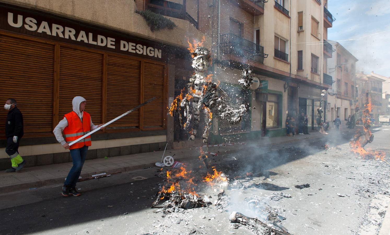 Un centenar de peleles alusivos, principalmente, a personajes relacionados con la crisis de Cataluña -vestidos de romanos y en movimiento- se han colgado en las calles de Alfaro para ser quemados, en la tradicional quema de Judas del Domingo de Resurrección