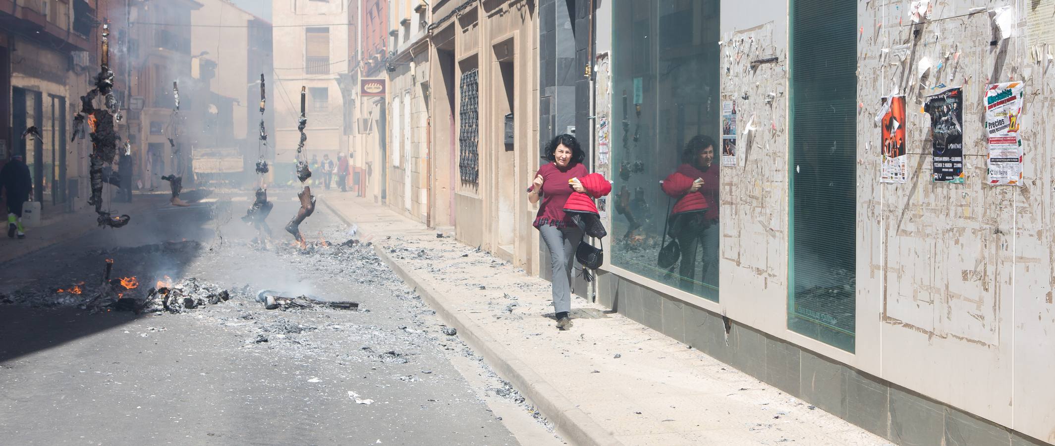 Un centenar de peleles alusivos, principalmente, a personajes relacionados con la crisis de Cataluña -vestidos de romanos y en movimiento- se han colgado en las calles de Alfaro para ser quemados, en la tradicional quema de Judas del Domingo de Resurrección