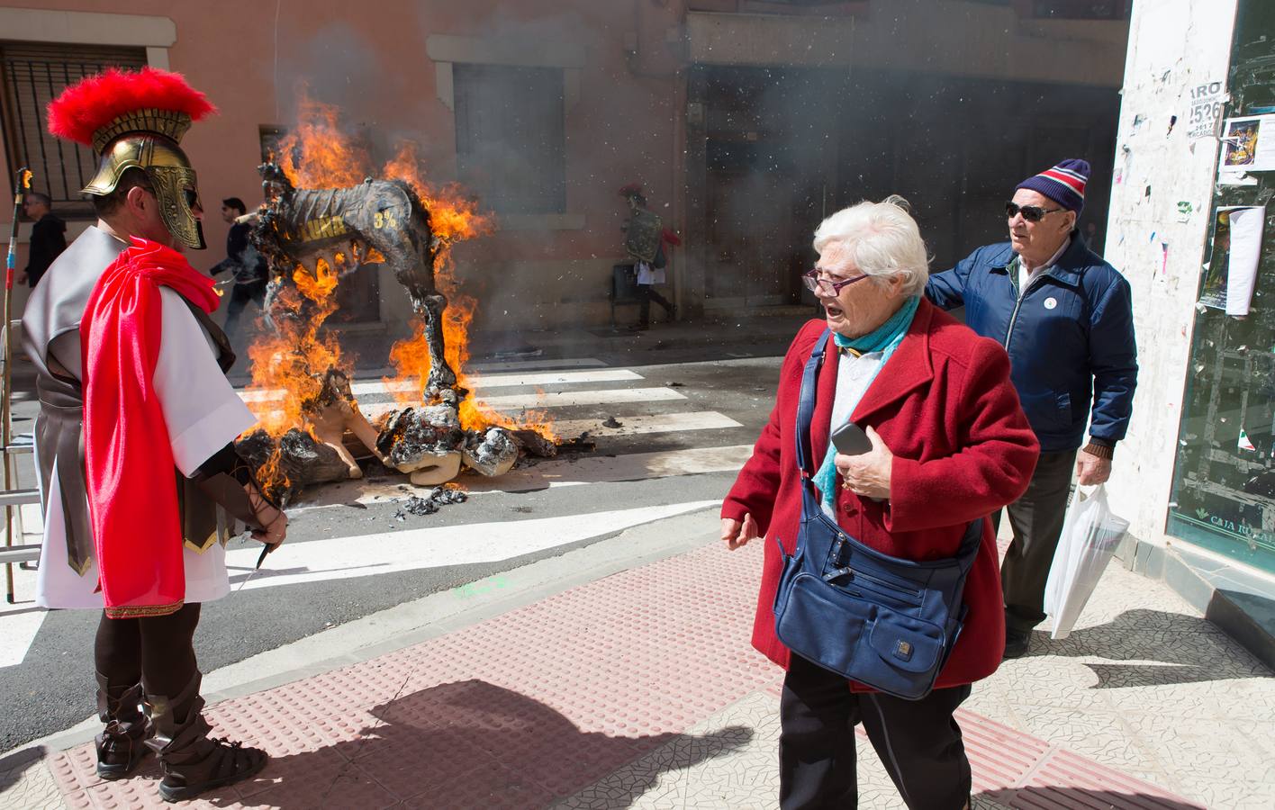 Un centenar de peleles alusivos, principalmente, a personajes relacionados con la crisis de Cataluña -vestidos de romanos y en movimiento- se han colgado en las calles de Alfaro para ser quemados, en la tradicional quema de Judas del Domingo de Resurrección