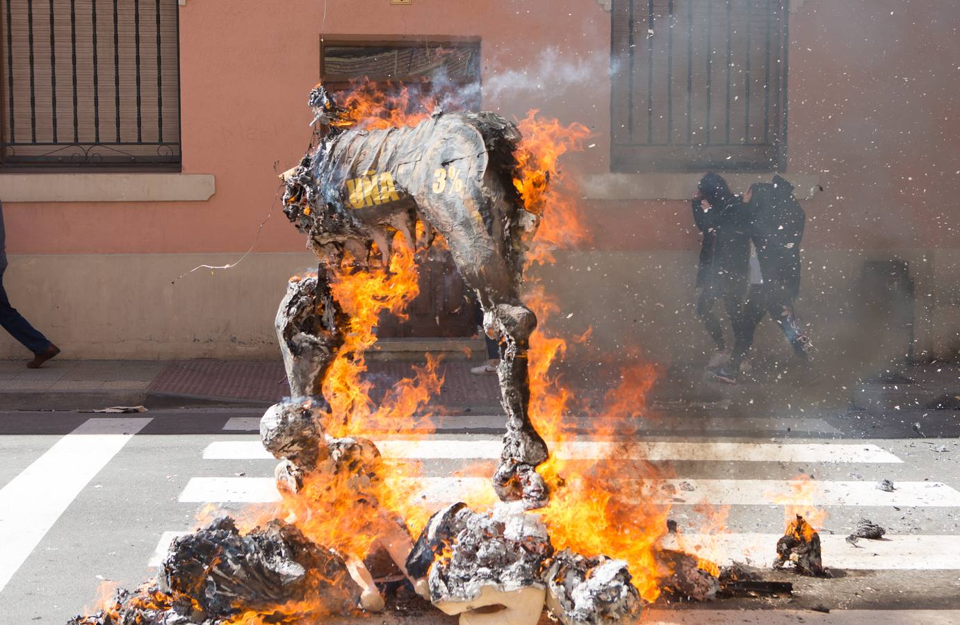 Un centenar de peleles alusivos, principalmente, a personajes relacionados con la crisis de Cataluña -vestidos de romanos y en movimiento- se han colgado en las calles de Alfaro para ser quemados, en la tradicional quema de Judas del Domingo de Resurrección