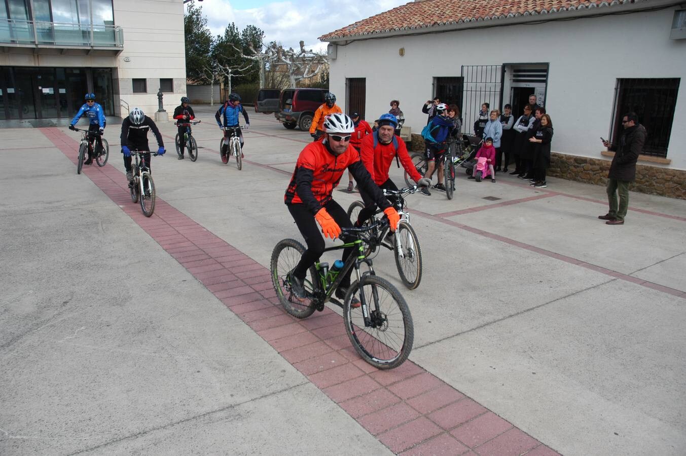 II marcha cicloturista Sierra de La Hez organizada por el colectivo El Redal en Movimiento. Después hubo degustación de zapatillas