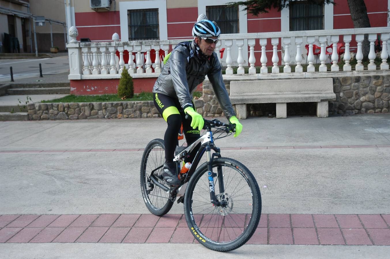 II marcha cicloturista Sierra de La Hez organizada por el colectivo El Redal en Movimiento. Después hubo degustación de zapatillas