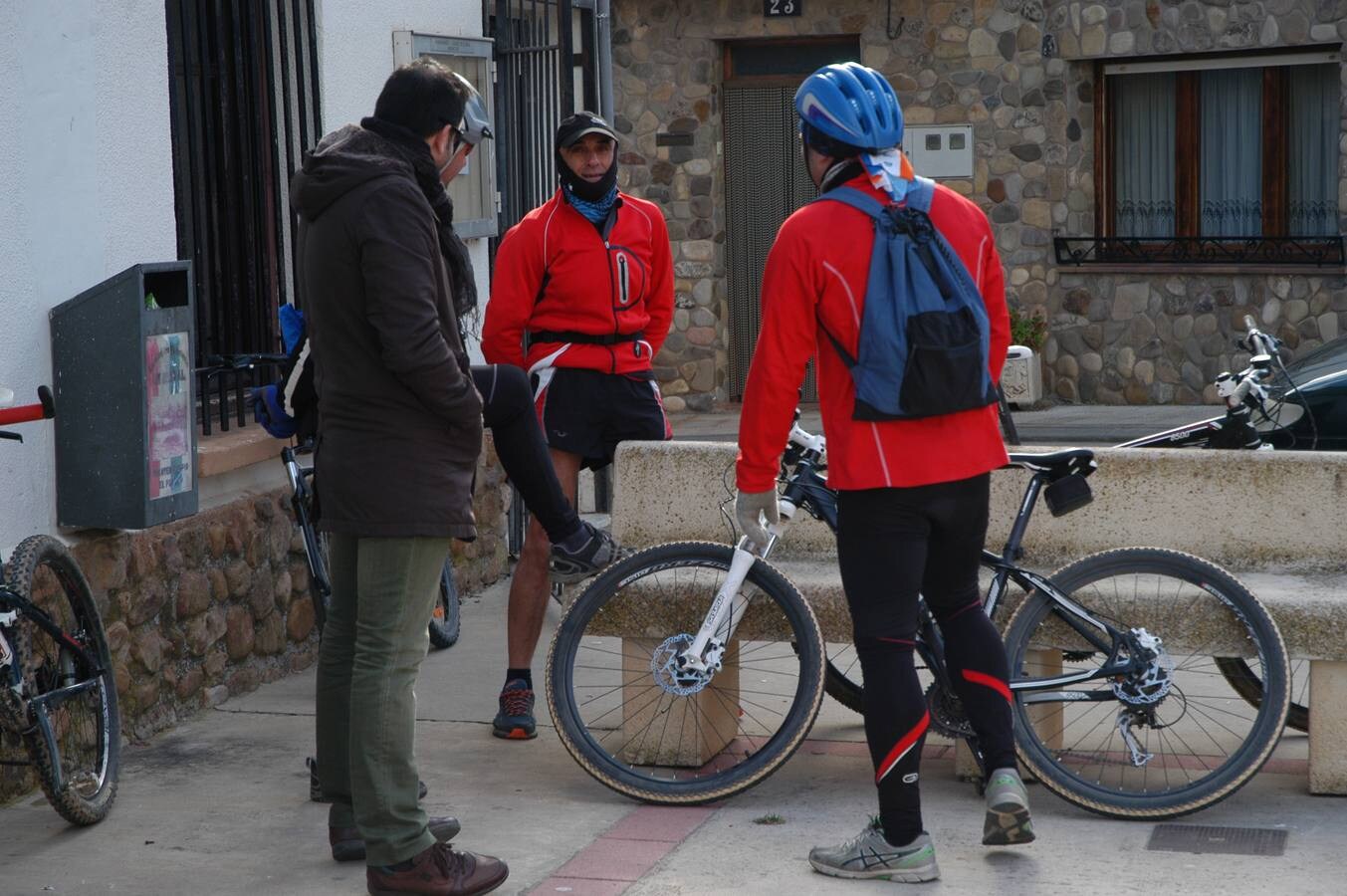 II marcha cicloturista Sierra de La Hez organizada por el colectivo El Redal en Movimiento. Después hubo degustación de zapatillas