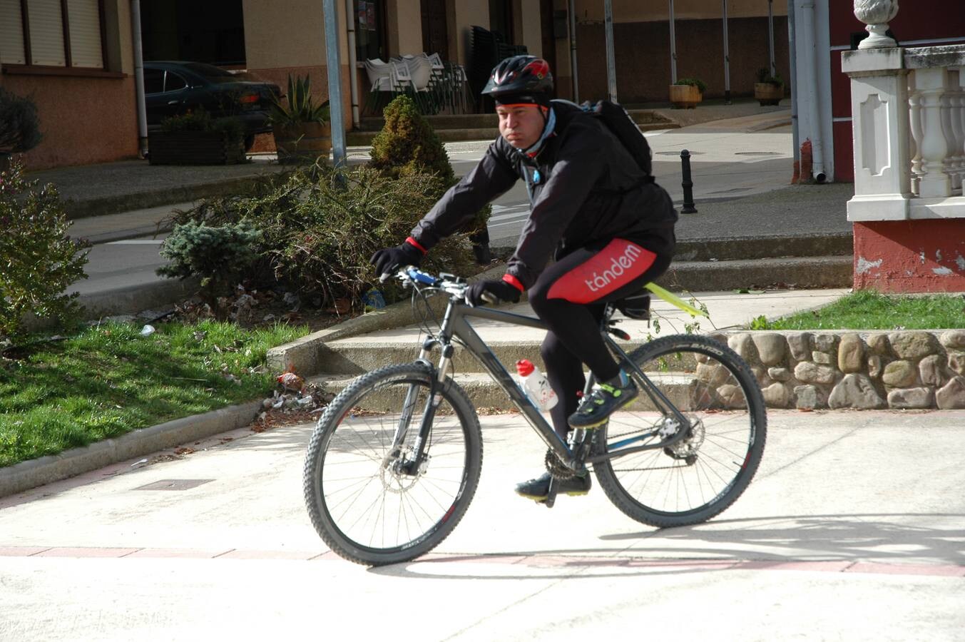 II marcha cicloturista Sierra de La Hez organizada por el colectivo El Redal en Movimiento. Después hubo degustación de zapatillas