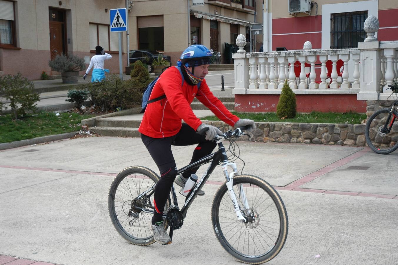 II marcha cicloturista Sierra de La Hez organizada por el colectivo El Redal en Movimiento. Después hubo degustación de zapatillas