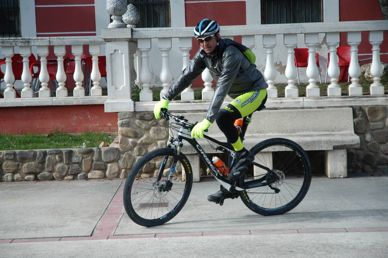 II marcha cicloturista Sierra de La Hez organizada por el colectivo El Redal en Movimiento. Después hubo degustación de zapatillas