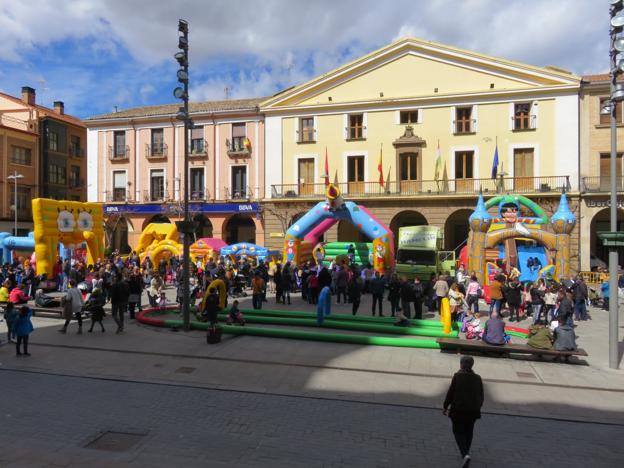 Como en los días pasados, la plaza será hoy un parque infantil. :: 