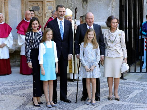 Don Felipe VI y doña Letizia, con los Reyes eméritos y con sus hijas Leonor y Sofía. :: afp/ Jaime reina